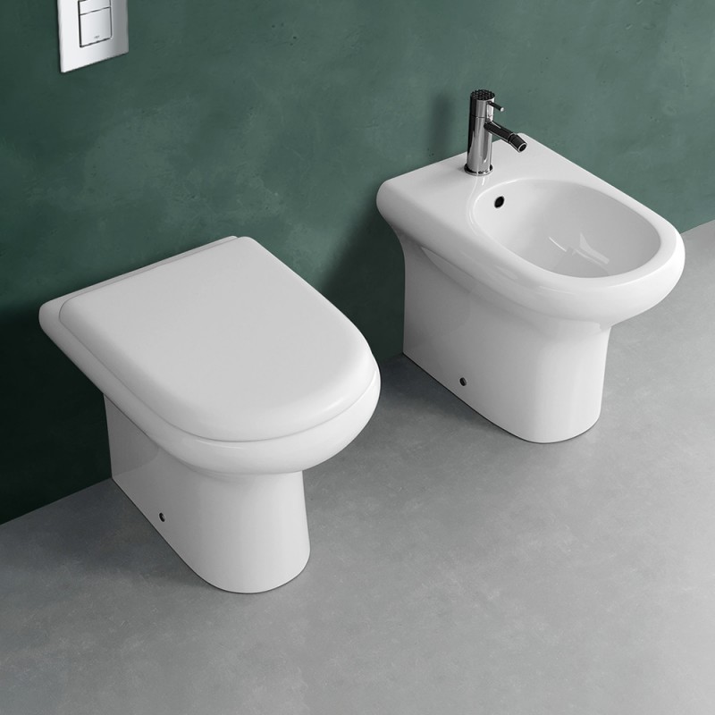 Set di Sanitari filomuro Rak serie Compact con sedile avvolgente