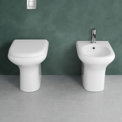 Coppia sanitari filo parete Rak serie Compact in ceramica bianca lucida con copriwc incluso