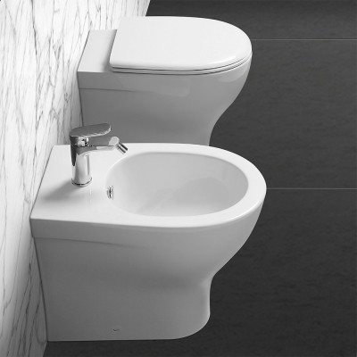 Sanitari filo muro Azzurra serie Pratica con copriwater slim incluso