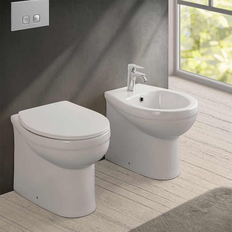 Coppia sanitari filomuro in ceramica lucida con copriwater incluso King 